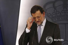 La desviación fiscal aboca a España al rescate Rajoy ajustándose las gafas en una rueda de prensa con el primer ministro finlandés