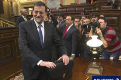 Rajoy anunciará su Gobierno mañana por la noche Rajoy (I) posa en la Cámara tras la votación, en Madrid el 20 de diciembre