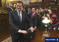 Rajoy (I) posa en la Cámara tras la votación, en Madrid el 20 de diciembre