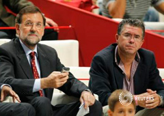 Granados (D) junto al presidentedel Gobierno, Mariano Rajoy, en una fotografía de archivo de 13 de septiembre de 2007 en Madrid