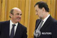 La rentabilidad de España e Italia y sube y cede a la euforia Mariano Rajoy (D), habla con el ministro de Economía, Luis de Guindos, durante la toma de posesión del nuevo gobernador del Banco de España
