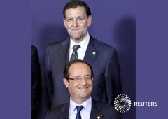 El presidente del Gobierno español (arriba) y el presidente francés, François Hollande, el 28 de junio, en la foto de familia para el Consejo Europeo celebrado en Bruselas.