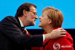 Conservadores europeos escenifican diferencias en inmigración y respaldan a Rajoy La canciller alemana Angela Merkel (i) saluda al mandatario español, Mariano Rajoy, durante la celebración de un congreso del PP Europeo en Madrid