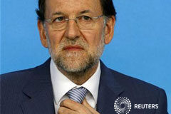 Rajoy busca hoy el respaldo de Merkel para un rescate Rajoy se ajusta la corbata el 3 de septiembre de 2012 en la sede del PP en Madrid