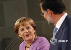 a canciller Angela Merkel (I) mira el 6 de septiembre al presidente español, Mariano Rajoy