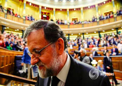 Rajoy abandona el Congreso español tras prosperar una moción de censura en su contra el 1 de junio en Madrid