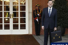 Rajoy desvelará su Gobierno a las 19:30 horas en Moncloa Rajoy posa para los fotógrafos a la entrada del Palacio de la Moncloa por primera vez como presidente del Gobierno