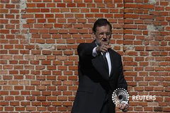 La caída del PIB se frena levemente en el tercer trimestre Imagen del presidente del Gobierno, Mariano Rajoy, haciendo un gesto ates de la llegada del primer ministro italiano, Mario Monti (que no aparece en la foto)para un encuentro bilateral celebrado el 29 de octubre en el Palacio de La Moncloa en Madrid