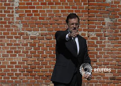 Imagen del presidente del Gobierno, Mariano Rajoy, haciendo un gesto ates de la llegada del primer ministro italiano, Mario Monti (que no aparece en la foto)para un encuentro bilateral celebrado el 29 de octubre en el Palacio de La Moncloa en Madrid