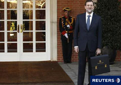 Rajoy posa para los fotógrafos a la entrada del Palacio de la Moncloa por primera vez como presidente del Gobierno