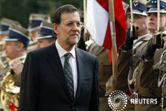 Rajoy dice que el rescate España «no está en la agenda de nadie» Rajoy pasa revista a las tropas en Varsovia