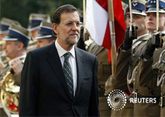 Rajoy pasa revista a las tropas en Varsovia