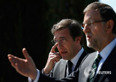 El presidente del Gobierno español, Mariano Rajoy (I), junto al primer ministro portugués, Pedro Passos Coelho, el 13 de mayo de 2013 en Madrid