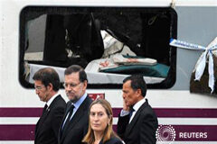 La ministra de Fomento pide comparecer en el Congreso por el accidente El presidente del Gobierno, Mariano Rajoy (2ºI) visita el lugar del accidente junto a la ministra de Fomento, Ana Pastor (abajo) y el presidente de la Xunta de Galicia, Alberto Núñez Feijoó (I), cerca de Santiago de Compostela, el 25 de julio de 2013
