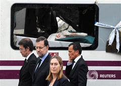 El presidente del Gobierno, Mariano Rajoy (2ºI) visita el lugar del accidente junto a la ministra de Fomento, Ana Pastor (abajo) y el presidente de la Xunta de Galicia, Alberto Núñez Feijoó (I), cerca de Santiago de Compostela, el 25 de julio de 2013