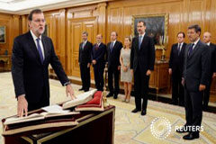 Rajoy jura el cargo como presidente, a la espera de que nombre ministros El presidente español Mariano Rajoy (I) jura su cargo en una ceremonia en el Palacio de la Zarzuela en Madrid, España, el 31 de octubre de 2016