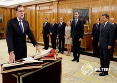 El presidente español Mariano Rajoy (I) jura su cargo en una ceremonia en el Palacio de la Zarzuela en Madrid, España, el 31 de octubre de 2016