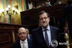 España prepara sus primeros presupuestos con aprobado en déficit El presidente del Gobierno Mariano Rajoy (derecha) y el ministro de Hacienda en el Congreso en Madrid el 22 de octubre de 2013