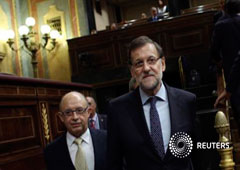 El presidente del Gobierno Mariano Rajoy (derecha) y el ministro de Hacienda en el Congreso en Madrid el 22 de octubre de 2013
