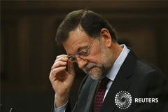 ANÁLISIS-La cautela de Rajoy con el rescate se suma a los riesgos Rajoy se coloca las gafas en el Congreso el 31 de octubre de 2012 en Madrid