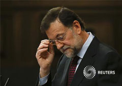 Rajoy se coloca las gafas en el Congreso el 31 de octubre de 2012 en Madrid