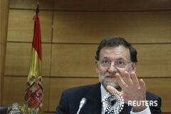 Rajoy pide unión a la banca y admite problemas de financiación el presidente del Gobierno Mariano Rajoy durante una reunión con miembros del Partido Popular en el Senado, en Madrid