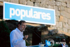 El PP recupera terreno en intención de voto y el PSOE cae, según el CIS El presidente del PP, Mariano Rajoy, en Soutomaior el 31 de agosto de 2013