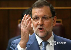 Rajoy responde una pregunta durante la sesión de control al Gobierno en Madrid, el 15 de octubre de 2014