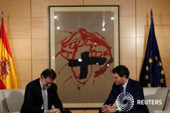 Rajoy abre la puerta a pedir flexibilidad a UE en metas de déficit Rajoy y Rivera posan para los medios antes de su reunión en el Congreso, el 11 de febrero de 2016