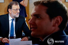 Ciudadanos tensa el pulso con Rajoy para que releve a Cifuentes El presidente del Gobierno español, Mariano Rajoy, y el líder de Ciudadanos, Albert Rivera (derecha) se reúen en el Congreso, Madrid, el 28 de agosto de 2016