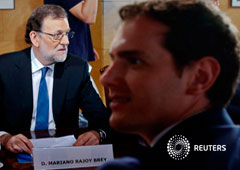El presidente del Gobierno español, Mariano Rajoy, y el líder de Ciudadanos, Albert Rivera (derecha) se reúen en el Congreso, Madrid, el 28 de agosto de 2016