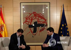 Rajoy y Rivera posan para los medios antes de su reunión en el Congreso, el 11 de febrero de 2016