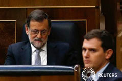 C’s se abstendrá en segunda votación para desbloquear la formación de Gobierno Líder del partido Ciudadanos Albert Rivera pasa junto al líder del partido, Mariano Rajoy, durante un debate de investidura en el Parlamento de Madrid, España, en este mes de marzo