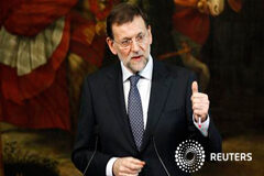 Rajoy dice que discutirá los objetivos económicos con Bruselas Rajoy gesticula durante una rueda de prensa con su homólogo italiano, Mario Monti, en Roma el 23 de febrero de 2012.