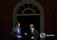 El presidente del Gobierno español, Mariano Rajoy (izquierda) en la que conversa con el líder de la oposición del PSOE, Alfredo Perez Rubalcaba, tras una reunión en el Palacio de la Moncloa el 20 de junio de 2013