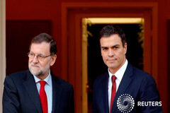 El PSOE propone a Rajoy reunirse el miércoles en marco de ronda contactos Mariano Rajoy (izq.) y Pedro Sánchez, líder socialista, antes de una reunión en el palacio de la Moncloa en Madrid, el 23 de diciembre de 2015