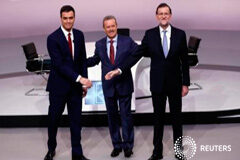 Economía y corrupción centran el posible último debate bipartidista El presidente del Gobierno, Mariano Rajoy (D), y el líder socialista, Pedro Sánchez, se saludan en presencia del periodista Manuel Campo Vidal en Madrid el 14 de diciembre de 2015
