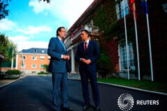 Rajoy y Sánchez acuerdan defender la unidad nacional y la Constitución En la imagen, cedida por el Ministerio de la Presidencia, Rajoy y Sánchez departen en el complejo de la Moncloa, 28 de octubre de 2015