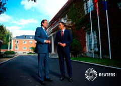 En la imagen, cedida por el Ministerio de la Presidencia, Rajoy y Sánchez departen en el complejo de la Moncloa, 28 de octubre de 2015