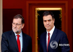 Rajoy (I) y el líder socialista, Pedro Sánchez, se estrechan la mano sin mirarse antes de reunirse en el Palacio de la Moncloa en Madrid, el 23 de diciembre de 2015