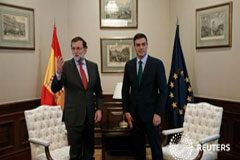 Mariano Rajoy se reunirá con Pedro Sánchez el miércoles Rajoy y Sánchez en una reunión en Madrid, el 12 de febrero de 2016