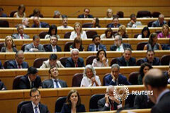 Rubalcaba vuelve a pedir la dimisión de Rajoy por el caso Bárcenas Rajoy escucha al líder socialista, Alfredo Pérez Rubalcaba, el 1 de agosto de 2013 en el Senado en Madrid