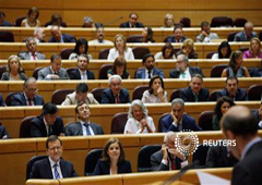 Rajoy escucha al líder socialista, Alfredo Pérez Rubalcaba, el 1 de agosto de 2013 en el Senado en Madrid