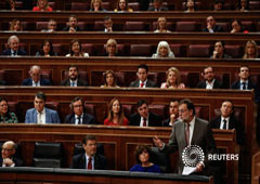Rajoy responde a preguntas en una sesión de control al Gobiern en el Congreso de los Diputados, en Madrid, el 30 de mayo de 2018