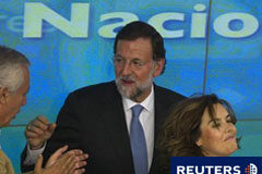Rajoy busca más información para el ajuste fiscal Rajoy conversa con el presidente del PP en Andalucía, Javier Arenas, mientras la portavoz en el Congreso Soraya Saenz de Santamaría