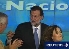 Rajoy conversa con el presidente del PP en Andalucía, Javier Arenas, mientras la portavoz en el Congreso Soraya Saenz de Santamaría