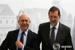 El Gobierno aprueba la reforma de la educación El ministro de Educación, José Ignacio Wert, junto al presidente del Gobierno, Mariano Rajoy, el 17 de abril de 2013 en Madrid