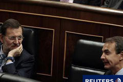 PSOE y PP pactan incluir el límite de déficit en la Constitución Los lideres de ambos partidos, José Luis Rodríguez Zapatero y Mariano Rajoy, conversan en el Congreso de los Diputados