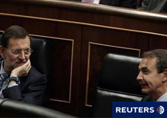 Los lideres de ambos partidos, José Luis Rodríguez Zapatero y Mariano Rajoy, conversan en el Congreso de los Diputados