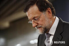 Rajoy: España ya cumple las condiciones para una eventual ayuda l presidente del Gobierno Mariano Rajoy mira hacia abajo durante una rueda de prensa conjunta con el presidente francés François Hollande (no fotografiado) tras su reunión en el Plaacio de la Moncloa, en Madrid, el 30 de agosto de 2012.
